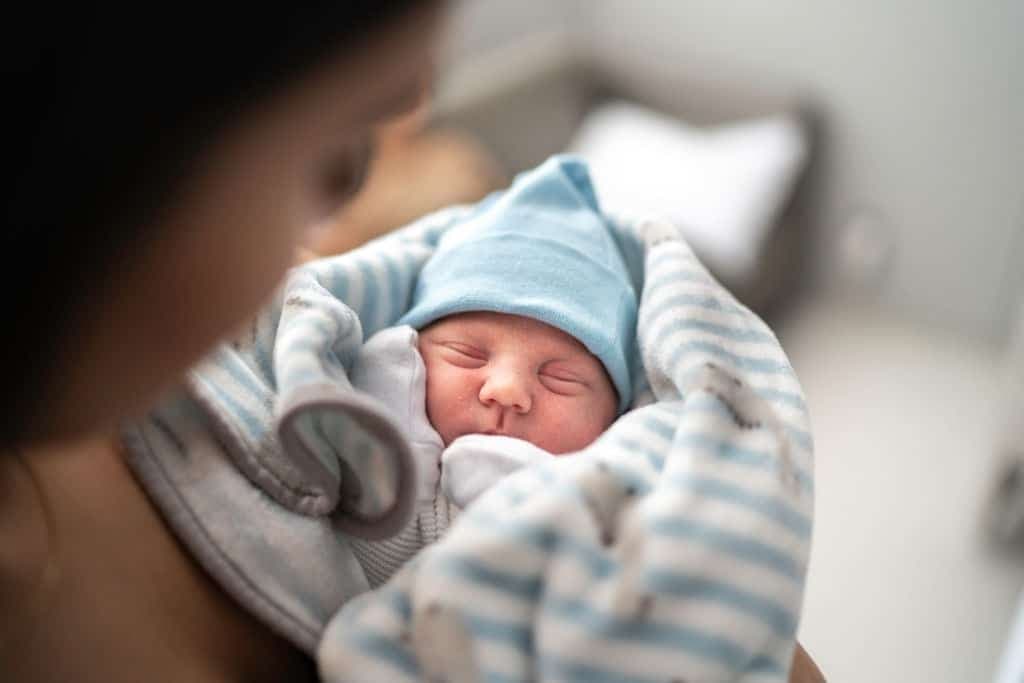 Bebeklerde El ve Ayak Morarması: Nedenleri, Belirtileri ve Dikkat Edilmesi Gerekenler kapak resmi