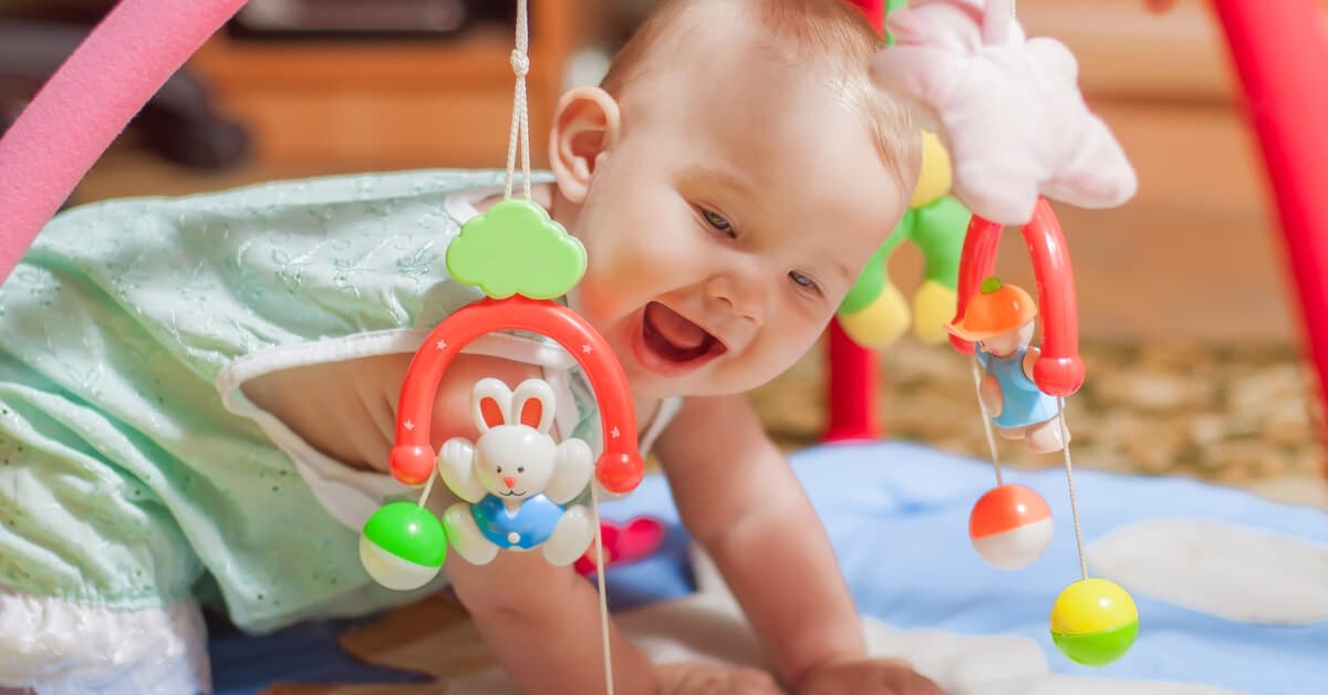 Bebeğinizin Gelişim Alanlarına Uygun Oyun Önerileri kapak resmi